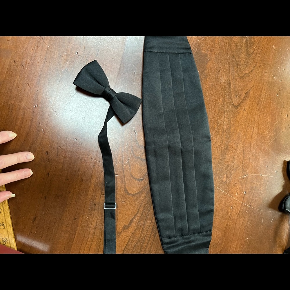 Traditional Black Cummerbund and Tie. Fits up to a 36” waist. - Picture 6 of 6